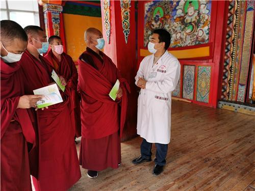 县藏医院:疫情防控宣传进寺院